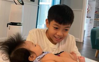 Tan chảy với khoảnh khắc Subeo hí hửng bế đỡ em gái Suchin hộ mẹ Đàm Thu Trang