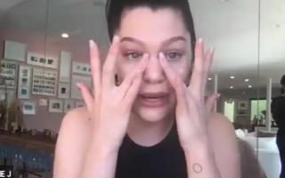 Jessie J đón giáng sinh trong bệnh viện