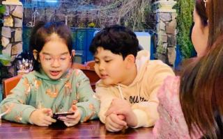 Hai con Xuân Lan và Trương Quỳnh Anh gây sốt với khoảnh khắc nắm tay tình tứ và ôm chặt nhau khi đi chơi