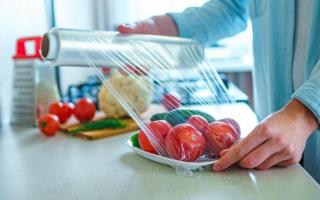 Bảo quản 3 nhóm đồ ăn này bằng màng bọc thực phẩm: Vừa giảm giá trị dinh dưỡng vừa sinh ra chất độc