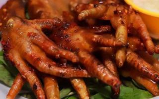 Mẹ đảm ra tay làm chân gà nướng muối ớt ngon hết nấc ai cũng mê