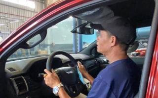 Nói là làm, H'Hen Niê đã tậu xế hộp tặng bố mẹ để không thua thiệt với hàng xóm láng giềng