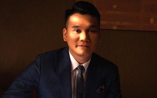 Khắc Việt đả kích lối sống thực dụng