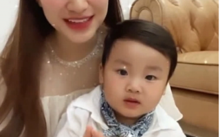 Con trai Hoà Minzy tiết lộ bố khóc khi nhớ hai mẹ con, gửi lời động viên gây xúc động mạnh