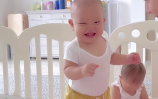 Leon nhà Hồ Ngọc Hà tập đứng vẫn không quên tấu hài, vừa phun mưa vừa cười tít mắt