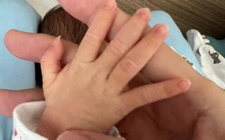 Lều Phương Anh nhá ảnh đầu tiên về con thứ 3 sơ sinh giữa lùm xùm tiểu tam