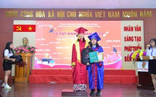 Nữ sinh TPHCM chế tạo robot tiếp tân trong bệnh viện