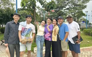 Thái Hòa cởi trần ăn cơm hộp, Ngọc Lan khóc hết nước mắt ở hậu trường 'Mẹ rơm'