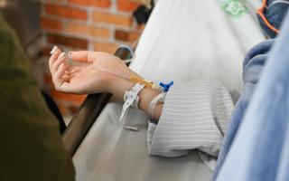 Uống rượu mà không ăn gây nguy hiểm gì tới sức khỏe?
