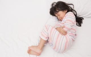 Trẻ đau bụng, nôn khi nào cần đưa đến bệnh viện gấp?