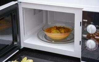 Hâm nóng thức ăn của trẻ bằng lò vi sóng được không?