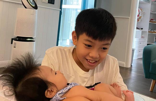 Tan chảy với khoảnh khắc Subeo hí hửng bế đỡ em gái Suchin hộ mẹ Đàm Thu Trang