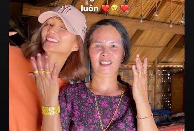 H'Hen Niê mua vàng tặng mẹ, nhìn hình ảnh tay và cổ mẹ nặng trĩu vì đeo vàng ai cũng xuýt xoa