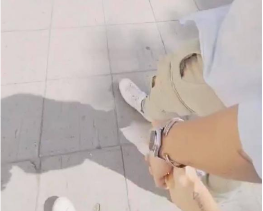 Ngô Thanh Vân khoe ảnh tay trong tay với tình trẻ Huy Trần trên đường phố Na Uy