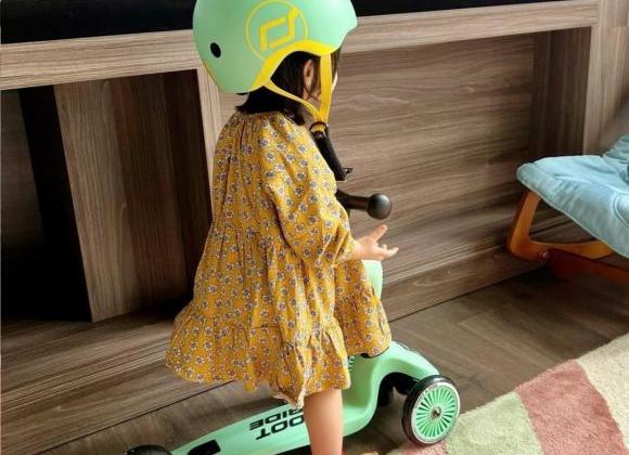 Con gái Cường Đô La tập tành lái siêu xe nhí, động tác chuyên nghiệp chẳng kém gì bố