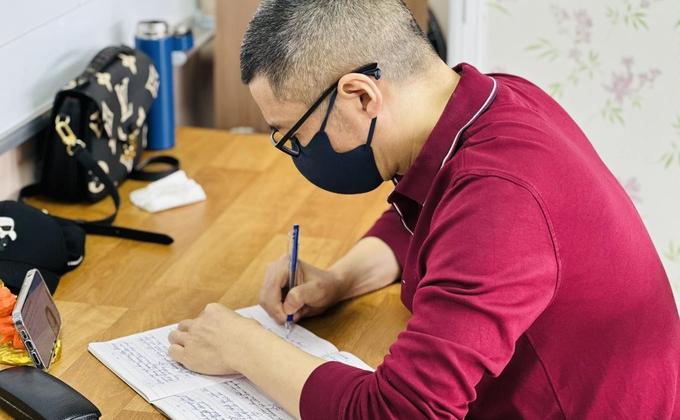 Xúc động hình ảnh NSND Công Lý luyện tập viết chữ mỗi ngày sau cơn bạo bệnh